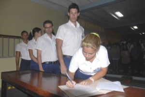 Estudiantes firman compromiso de apoyar la docencia en escuelas sierpenses.