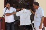 René de la Cruz hijo entrega la prenda a la Casa de la Guayabera.