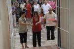 Las esposas de Gerardo Hernández y Fernando González mientras cortan la cinta que dejó inaugurada el 25 de junio de 2012 La Casa de la Guayabera en Sancti Spiritus. (foto: Vicente Brito)