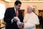 El presidente Nicolás Maduro obsequia al Papa una estatuilla del Dr. José Gregorio Hernández. 