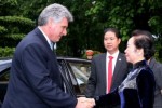 Nguyen Thi Doan (D), vicepresidente de Viet Nam, recibe a Miguel Díaz-Canel Bermúdez (I), primer vicepresidente de los Consejos de Estado y de Ministros de Cuba.