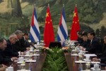 Xi Jinping (3º dcha), durante el intercambio con el primer vicepresidente cubano, Miguel Díaz-Canel (4º izq), en el Gran Palacio del Pueblo en Pekín (China).