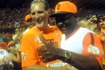 René González Sehwerert junto a Ramón Moré, director del equipo de béisbol de Villa Clara, en el estadio Augusto César Sandino.