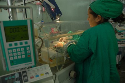 En la sala de neonatología los recién nacidos reciben una atención especializada. 