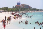 La playa deviene opción para paliar las altas temperaturas.