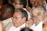 Raúl y Mujica durante la gala Cultural por el Aniversario 60 del asalto a los cuarteles Moncada y Carlos Manuel de Céspedes.