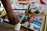 Sudafricanos rezan por la total recuperación de su líder Mandela. 