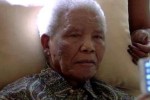 Mandela “siente a veces dolor”, pero “está bien”, afirmó su mujer, Graça Machel.