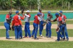 Peloteros del equipo de Yaguajay  festejan su victoria ante Cabaiguán en el inicio de la etapa semifinal. 