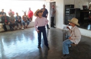 Niños convertidos en actores también ponen una cuota de originalidad en las comunidades.