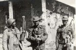 El entonces teniente coronel Fidencio González Peraza (al centro), junto al capitán Fernando Fuentes Rivero (izquierda) y al mayor Diógenes Bell Sessé poco después de finalizado el combate.
