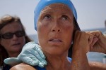 La nadadora estadounidense Diana Nyad comienza a nadar en La Habana rumbo a la los cayos de la Florida sin jaula de protección contra los tiburones.