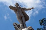 La obra está ubicada en la plaza-jardín José Martí en Avenida Las Américas,  una de las más importantes de la capital guatemalteca.