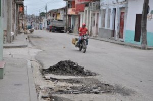 En calles recién asfaltadas ya se aprecian cicatrices.