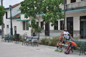 Una decena de bancos han debido reponerse en el Parque Maceo después de su reparación capital. 