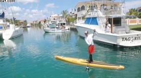 Las complejidades que implica remar de pie sobre un paddleboard hace más difícil completar la travesía.