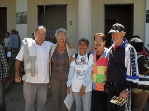 Clancy, izquierda, la guatemalteca Carlota Vargas, centro, y el italiano Rodolfo Dalpane, derecha, miembros del Comité Internacional en un acto por la libertad de los Cinco en Sancti Spíritus.