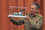 Raúl recibió a nombre de Fidel el reconocimiento cederista.