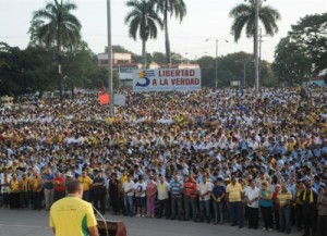 Las cintas amarillas, como lo pidiera René González el pasado 3 de septiembre, vistieron al pueblo y a la plaza toda. (foto: Vicente Brito)