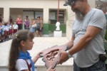 La efigie del rostro de Camilo fue entregada a la escuela primaria que lleva su nombre en Yaguajay.