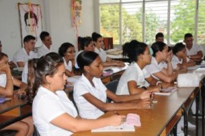 Todos los alumnos que estudian en la Universidad Pedagógica se forman como maestros y profesores, mediante cursos diurnos o por encuentros.