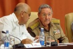 El presidente cubano, Raúl Castro, asiste a la sesión plenaria del VIII Congreso de los CDR.