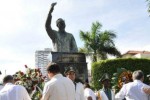 Ofrenda floral colocada en el busto del líder de la Unidad Popular chilena Salvador Allende, en la Avenida de los Presidentes, en La Habana.