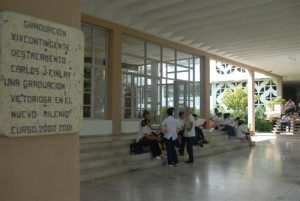 El alumnado en especialidades médicas llena nuevamente los pasillos de su universidad tras los meses estivales. (Foto: Vicente Brito)