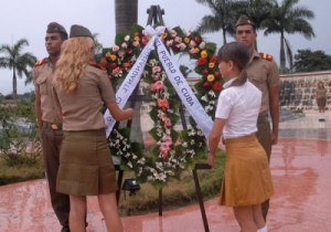 Alumnos de la Escuela Militar Camilo Cienfuegos, de Sancti Spíritus, realizan una guardia de honor en el Mausoleo del Frente Norte de Las Villas.