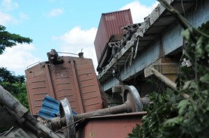 El accidente ocurrió en el puente conocido como Zaza Norte, en el kilómetro 360 de la Vía Central, puesta en funcionamiento a mediado de los años 80.