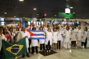 Médicos Cubanos llegan al aeropuerto de Recife, Brasil, sábado 24 de agosto de 2013.
