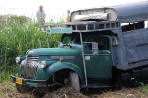 Según los testimonios de los pasajeros, al explotar la goma delantera izquierda el conductor perdió el control del vehículo.