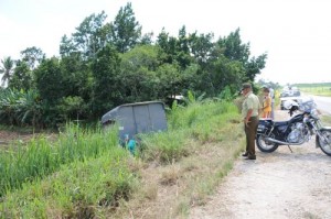 El hecho se produjo cuando el conductor del camión de pasajeros perdió el control del vehículo, por causas que se investigan hasta el momento.