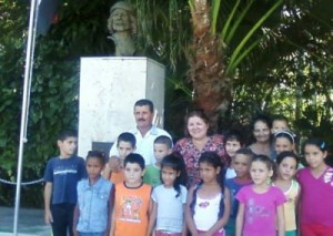 Aleida Guevara junto a los alumnos y maestros de la escuela rural de Manaca Ranzola.