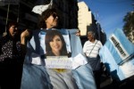 Nuevos carteles y pancartas demuestran el afecto hacia Cristina Fernández.