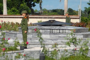 En el Mausoleo a los Mártires del Frente Norte de Las Villas estudiantes de la escuela militar Camilo Cienfuegos realizarán guardias de honor. 