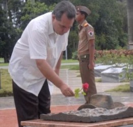 José Ramón Monteagudo Ruiz, primer secretario del Partido en Sancti Spíritus, depositó flores para el Señor de la Vanguardia. (foto: Oscar Alfonso)