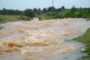 Los peligros de inundaciones por desbordamientos de ríos, sobre todo el Máximo son menores al disminuir el escurrimiento desde las montañas.