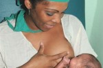 Los especialistas aseguran que la lactancia materna disminuye el riesgo de padecer cáncer de mama en las madres.