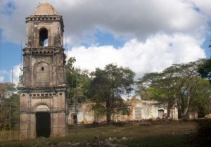 La torre campanario lleva la marca del neoclasicismo.