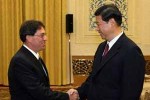 El presidente chino Xi Jinping  y el canciller de Cuba Bruno Rodríguez. 