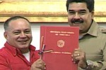 "Aquí está la habilitante, este miércoles a primera hora será la ley de la República cuando aparezca en la Gaceta Oficial", señaló Maduro con el documento recién firmado en sus manos.