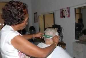 El arrendamiento se inició por las barberías y las peluquerías.