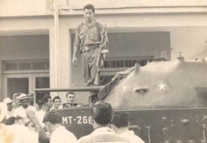 Jatibonico: los tanques llegados como refuerzo a la guarnición, ya están en manos del pueblo. En la foto el Chino Soler.