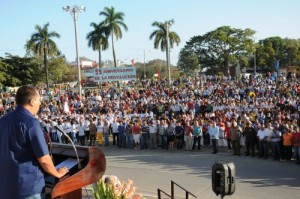 Una nutrida concurrencia llenó la plaza para conmemorar la importante efeméride. 