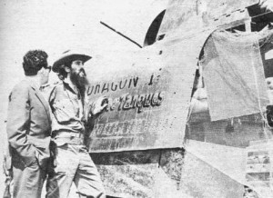 Camilo ante el primer blindado del Ejército Rebelde en Yaguajay. 