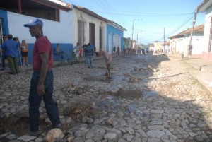 Trabajadores de diversos sectores apoyan en el empedrado de más de una treintena de calles de la zona patrimonial. 