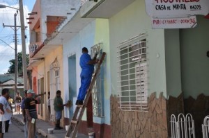 Diferentes empresas y organismos apoyan en las labores de resane y pintura de fachadas.