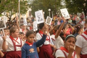 Cada año los pioneros espirituanos desfilan en honor a Martí.