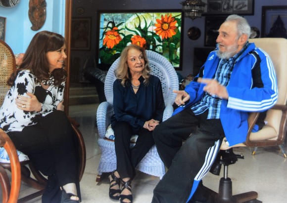 En la imagen, la mandataria Cristina Fernández conversa en La Habana con el líder de la Revolución cubana Fidel Castro. En el centro, Dalia Soto, la esposa de Fidel. Foto divulgada por @CFKArgentina.